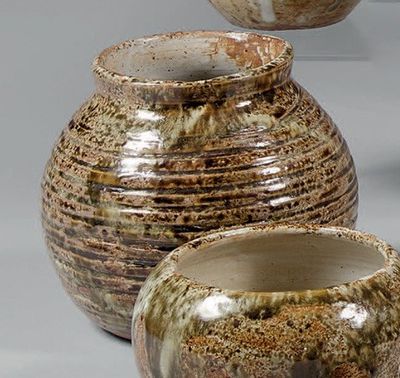 trois vases posés l'un à côté de l'autre sur une table