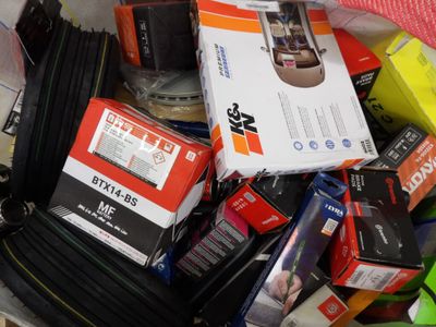 un tas d'objets divers dans un bac posé par terre