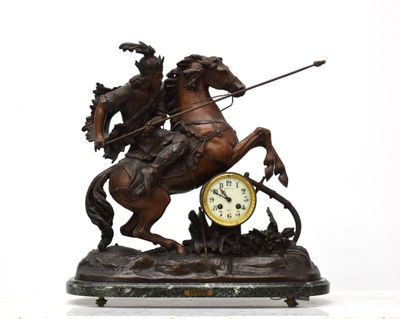 une statue représentant un homme à cheval, avec une horloge