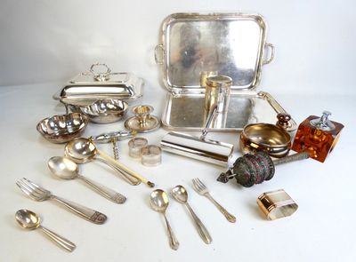 un plateau en argent sur lequel sont disposés des couverts et des cuillères en argent