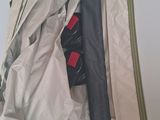 une valise remplie de vêtements et une paire de chaussures
