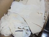 une boîte remplie de vêtements blancs et une paire de chaussures