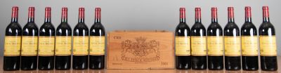 plusieurs bouteilles de vin sont alignées sur une table