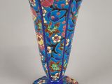 une image représentant un vase bleu orné d'un motif floral