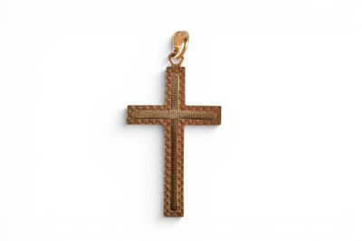 un gros plan d'une croix en bois sur fond blanc