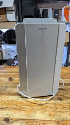 un purificateur d'air blanc posé sur une table en bois