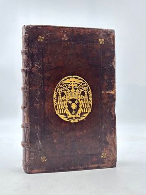 un livre marron orné d'un lion doré