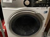 une photo d'une machine à laver dans un magasin