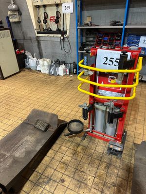 une machine posée sur le sol d'une pièce