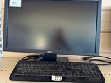 un écran d'ordinateur avec un clavier et une souris posés sur un bureau
