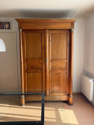 une photo d'un salon avec une table et un meuble
