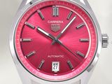 un gros plan d'une montre au cadran rouge