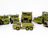 un ensemble de véhicules militaires et de camions miniatures posés sur une surface blanche