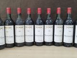 six bouteilles de vin rouge sont alignées
