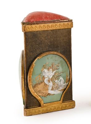 une petite boîte sur laquelle est représentée une femme et un chat
