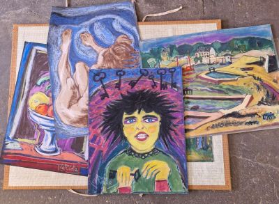 quatre tableaux posés à même le sol d'une pièce