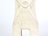 une sculpture en céramique blanche représentant une personne et sur laquelle figure un visage