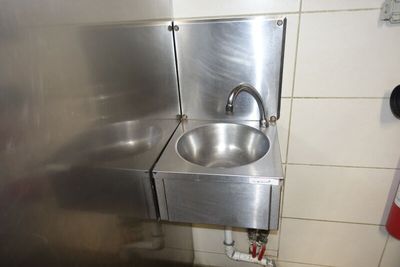 SUR DESIGNATION : Un lave-main inox *** Charge à l’acquéreur…