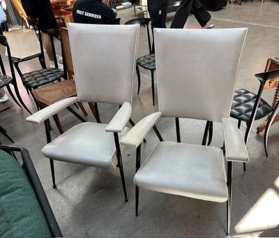 quatre chaises placées au milieu d'une pièce