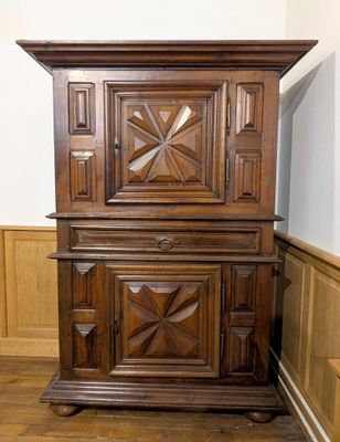 Cabinet (x2) corps en bois naturel sculpté, ouvrant par (x1)…