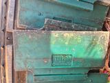un camion avec tout un tas de cartons verts à l'arrière