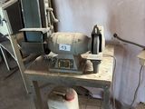 une machine posée sur une table dans une pièce