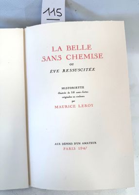 un livre ouvert sur une table blanche