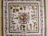 un foulard carré orné d'un motif représentant des fleurs et des oiseaux