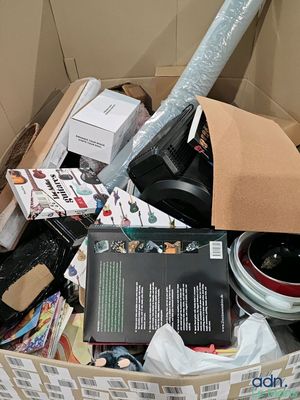 une boîte en carton remplie de livres et d'autres objets