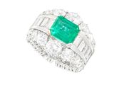 une bague en émeraude et diamant