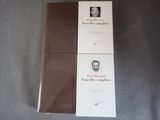 deux livres posés sur une table