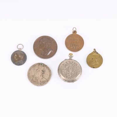 un lot de cinq pièces et un pendentif en forme de pièce