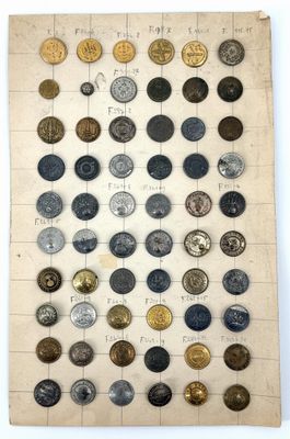 un ensemble de vieilles pièces de monnaie est présenté sur une feuille de papier
