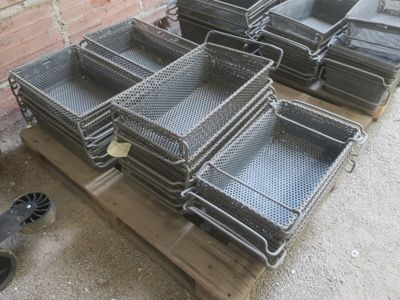 de nombreux paniers posés sur une palette