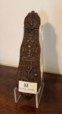 un petit objet métallique posé sur une table en bois