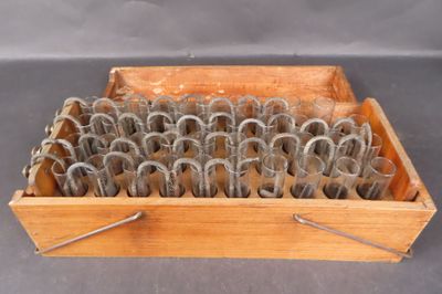 Boîte en bois avec plaque "Accumulateur Tensplaque M.