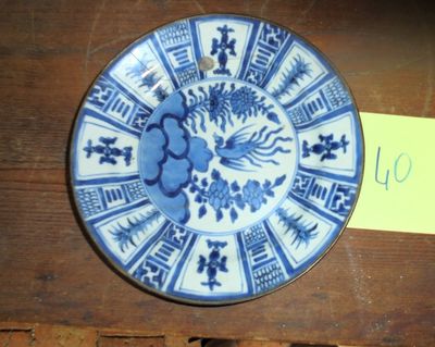 une assiette bleue et blanche posée sur une table en bois