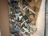 une boîte en carton remplie d'avions miniatures de toutes sortes
