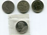 quatre pièces différentes se trouvent dans un sachet en plastique posé sur une surface blanche
