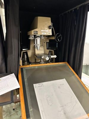 une table sur laquelle est dessiné un motif, avec une machine en arrière-plan