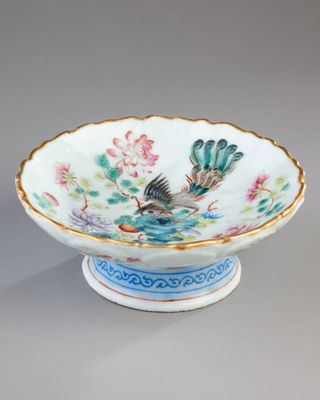 un petit bol orné d'un oiseau, posé sur une table