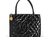 sac cabas matelassé en cuir verni noir Chanel
