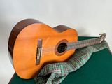 une guitare posée sur un livre