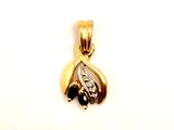 pendentif en or jaune orné de diamants noirs et blancs sur fond blanc