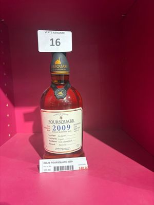 Des bouteilles d'alcool sont exposées dans une vitrine rose