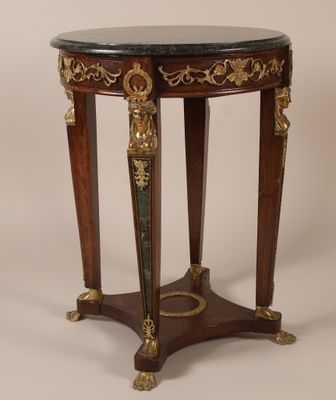 une image d'une table avec un plateau en marbre