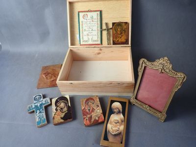 Lot de reproductions d'icones , on joint 1 cadre en laiton - Photo 1