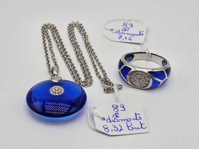 trois bijoux, à savoir un collier, une bague et un bracelet