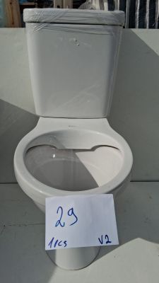 des toilettes blanches sur lesquelles est accrochée une pancarte indiquant « Interdit de faire du feu »