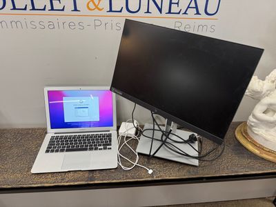 un ordinateur portable posé sur un bureau, avec un écran dessus